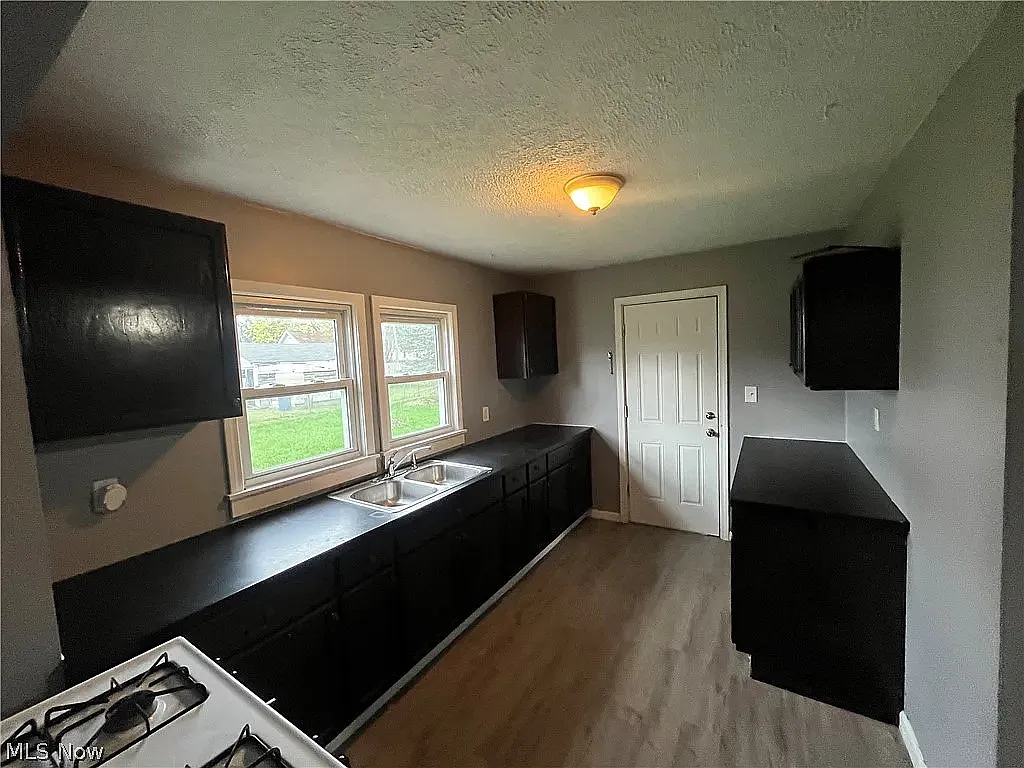 3 bed, 1040 sqft, $1,300 — Photo 2