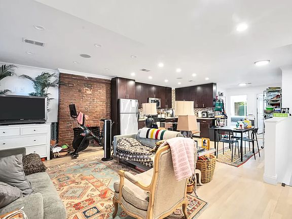 3rd image of 132 De Graw St