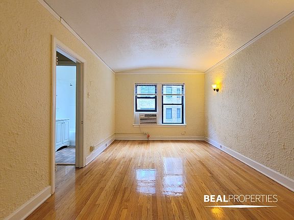2nd image of 536 W Arlington Pl #536317