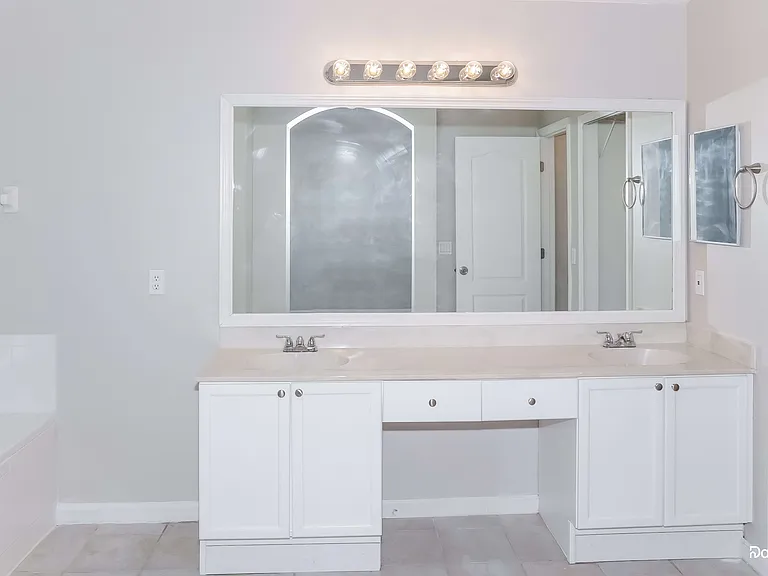 2544 Meadow Oaks Loop — Photo 11