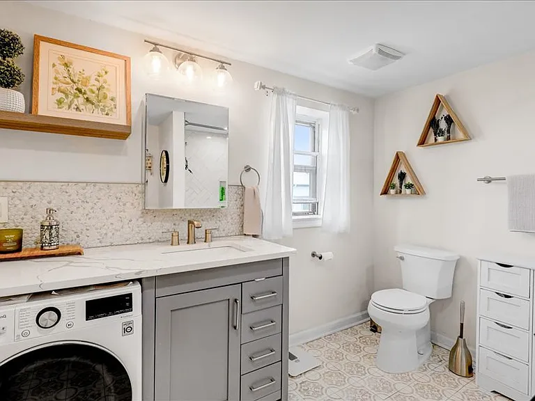 606 Beach Ave #3 — Photo 5