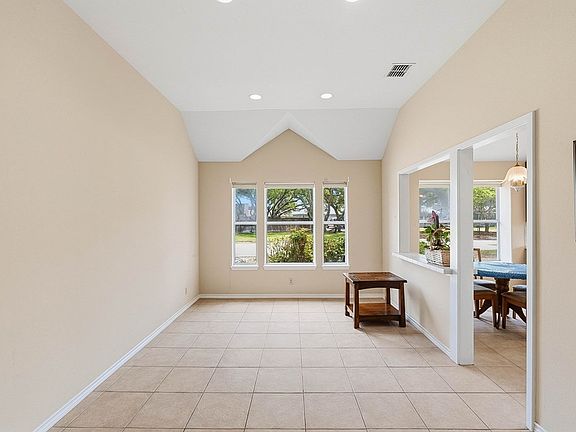 5th image of 101 Cedar Ridge Dr