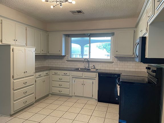 5th image of 3008 Hardy Dr