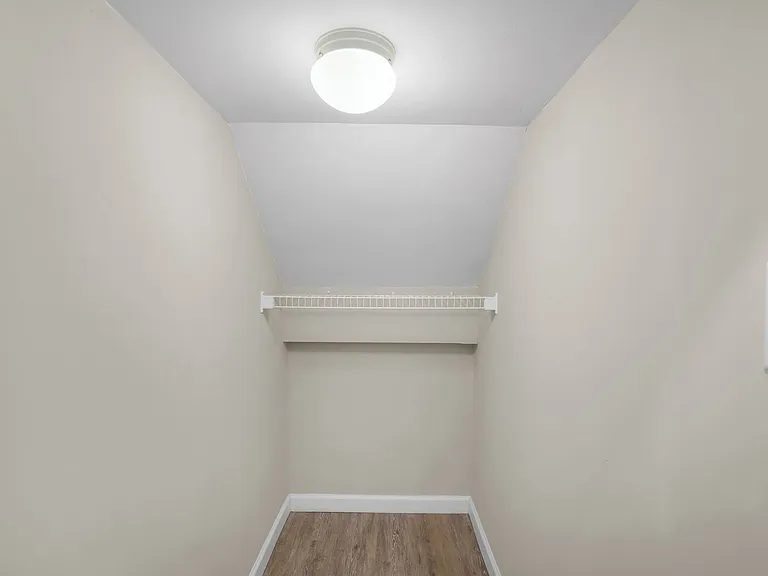230 N Cir — Photo 27