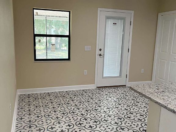 4th image of 407 Avenue A SE