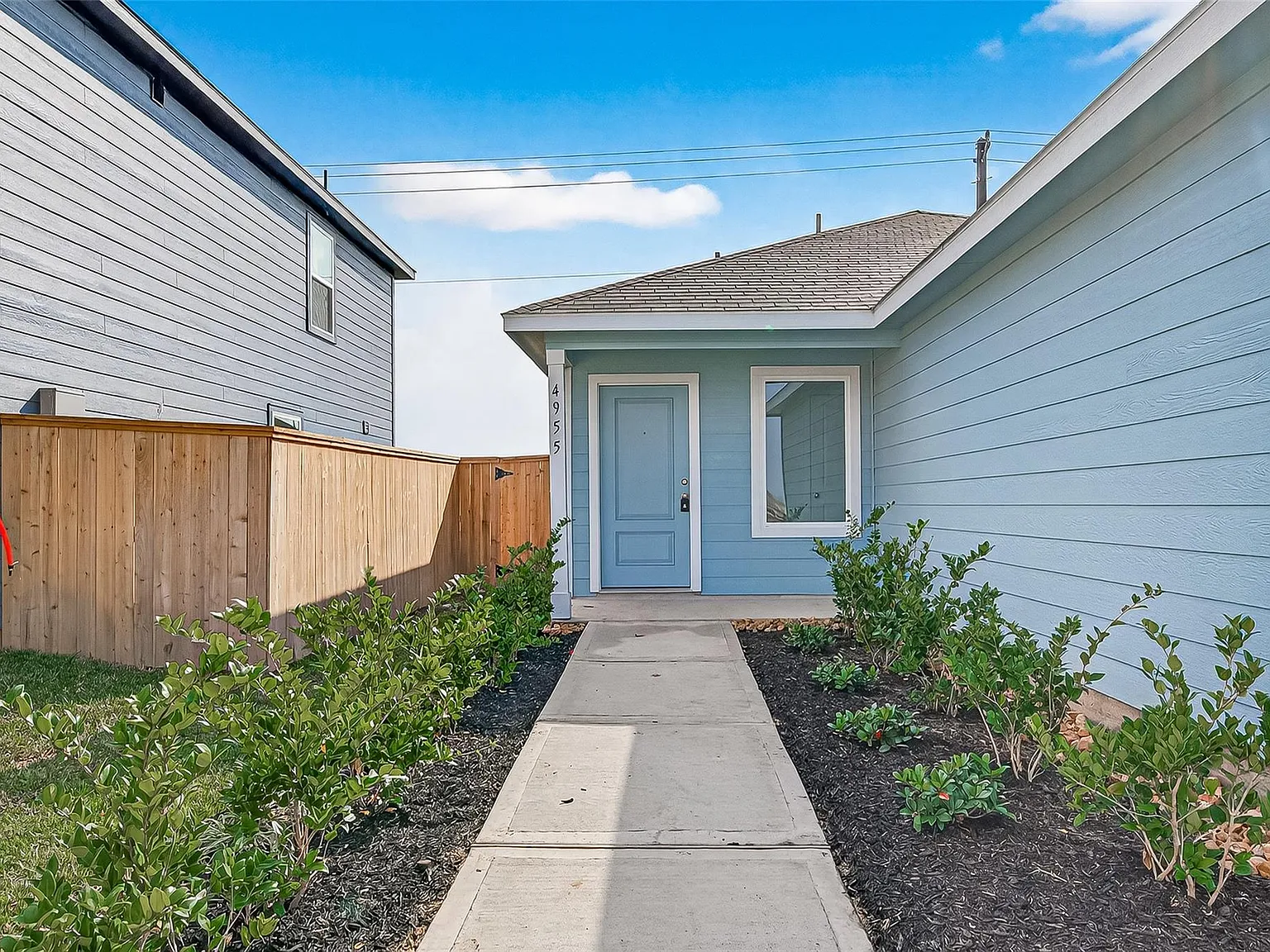 3 bed, 2.0 bath, 1411 sqft, $2,000 — Photo 3