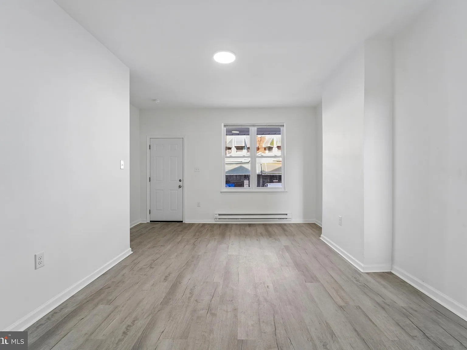 3 bed, 1.0 bath, 1250 sqft, $1,700 — Photo 3