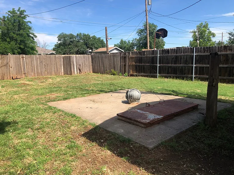 109 N Uvalde Ave — Photo 21