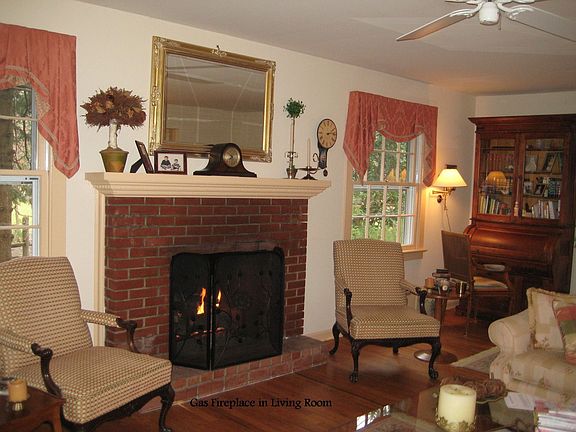 Living Roomw/ Gas fireplace