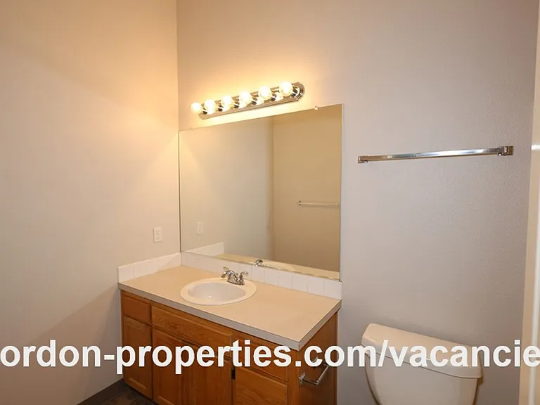 16913 NE Halsey St — Photo 42