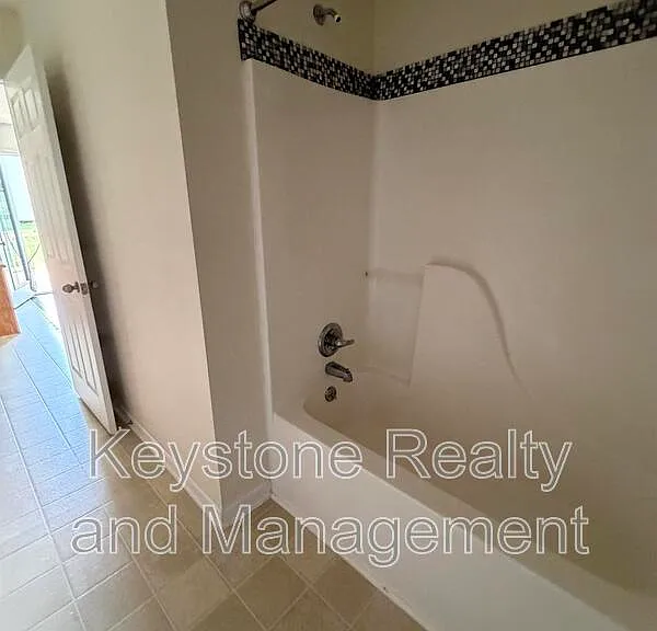 163 W Oak St — Photo 8