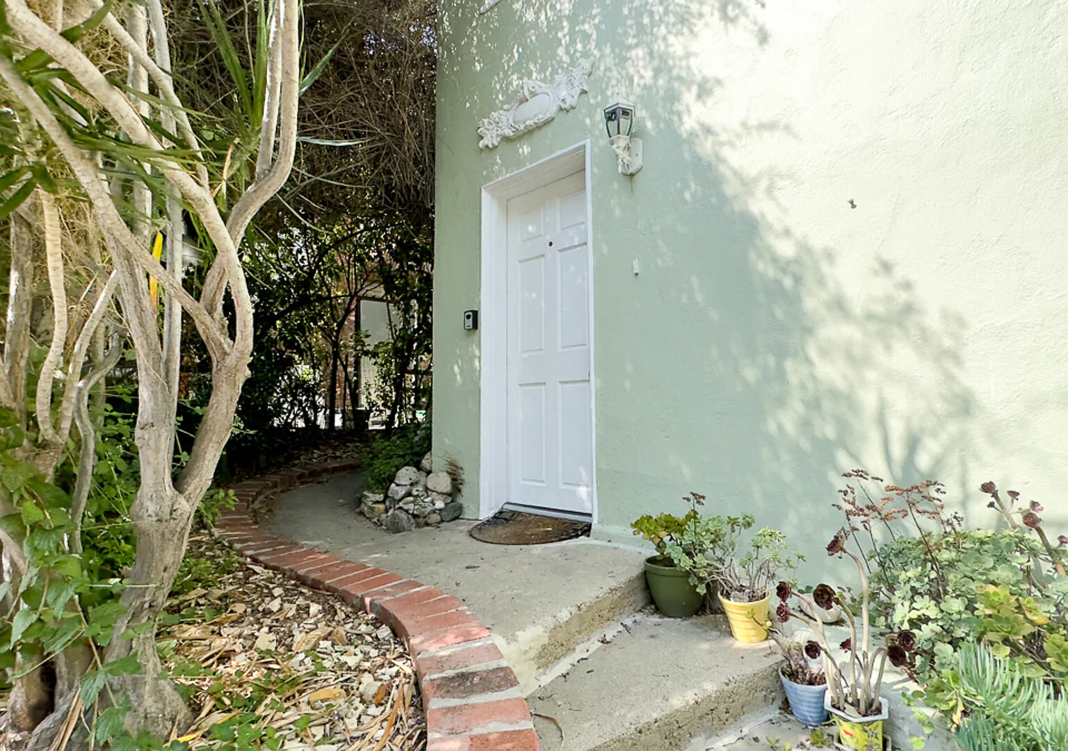 Beautuful! A Mid Century Retreat Tucked in the Los Feliz Hills. — Photo 3