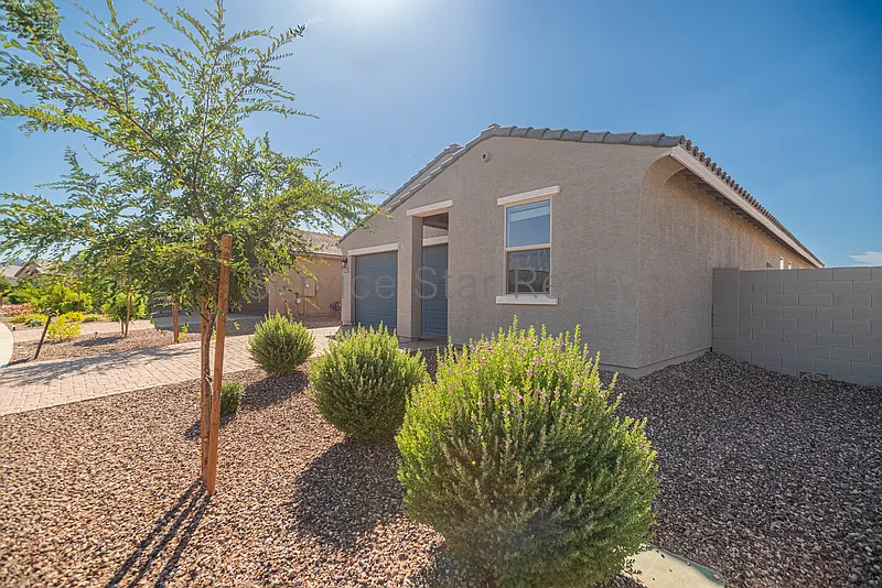 4 bed, 3.0 bath, 2049 sqft, $2,450 — Photo 4
