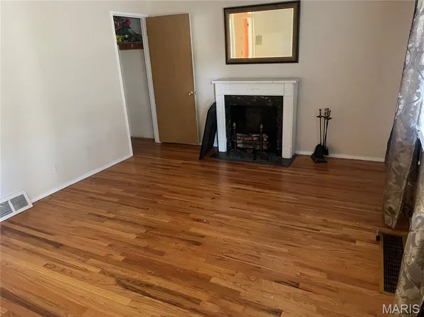 10207 Tanner Dr, Saint Louis, MO 63136