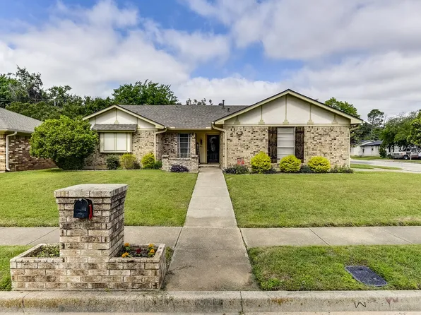 941 Columbus Ct, Bedford, TX 76022