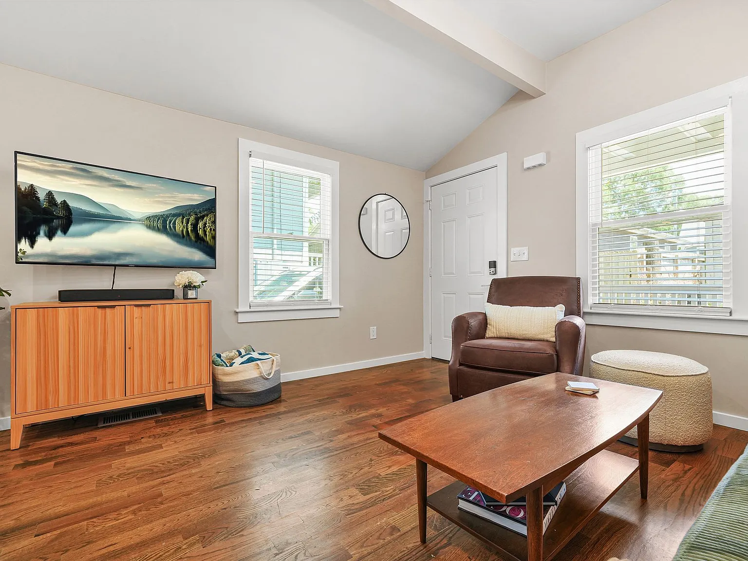 1 bed, 700 sqft, $2,100 — Photo 2