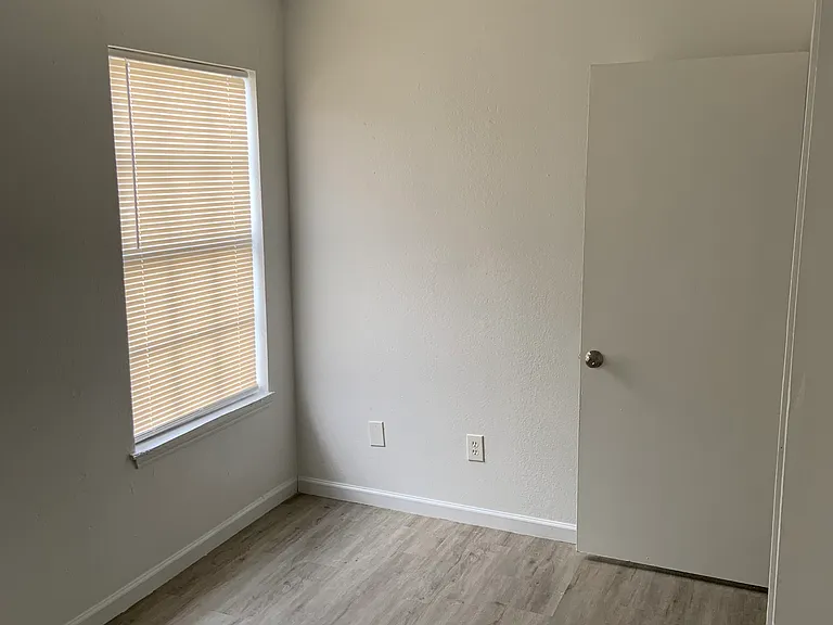 2410 Grasslands Dr — Photo 19