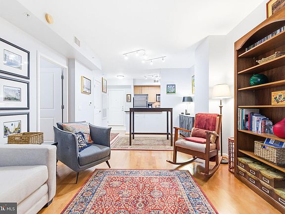 4th image of 1021 N Garfield St APT 404