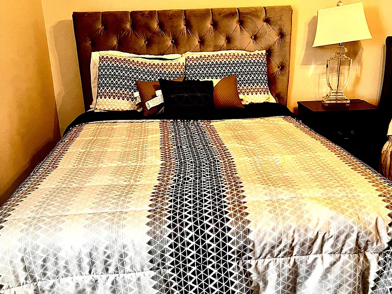 2nd bedroom upstairs-second queen bed