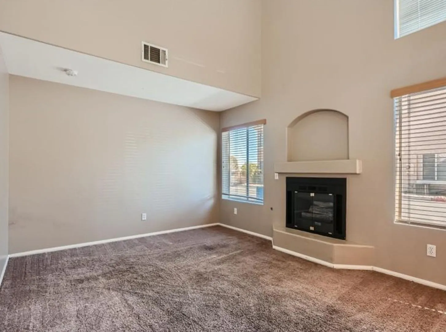 Beautiful 2-story townhouse featuring 2 bedrooms and 2.5 bathrooms in a well-maintained community! — Photo 2