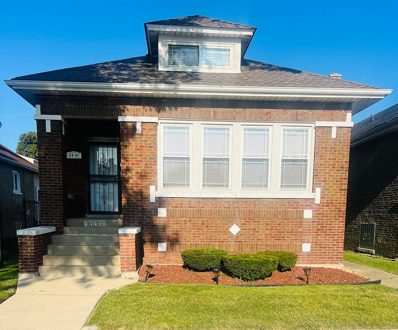8441 S May St photo 1