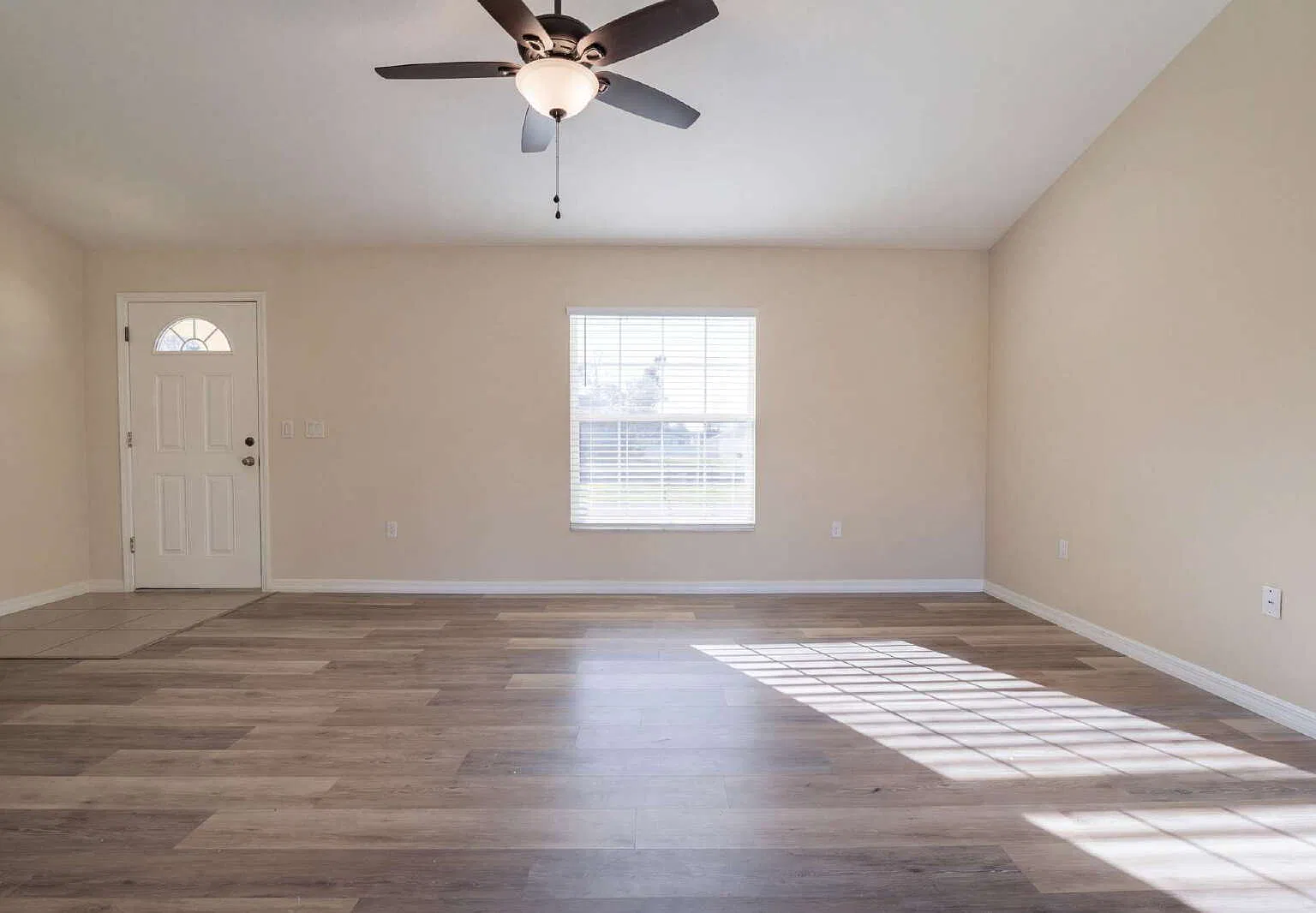 3 bed, 2.0 bath, 1327 sqft, $1,700 — Photo 2