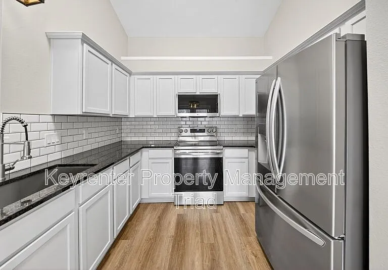 1153 Hawick Dr — Photo 3