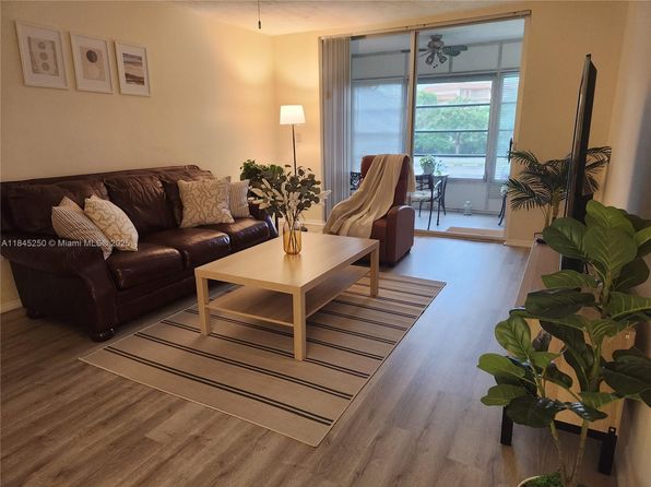 7300 NW 17th St APT 220