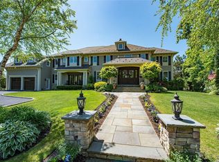 10 Magoun Rd, West Islip, NY 11795