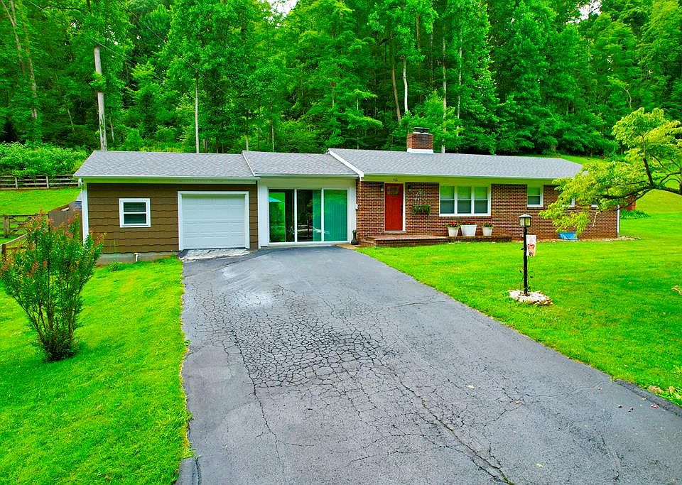 1st image of 916 Hollow Rd