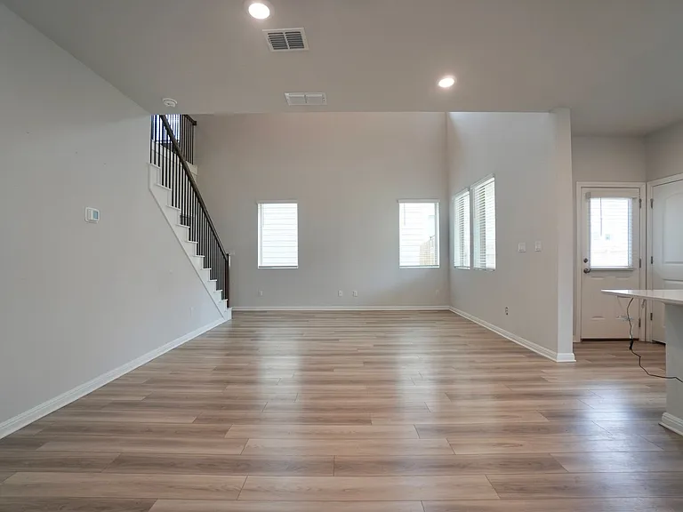 2513 Danbury Ln — Photo 8