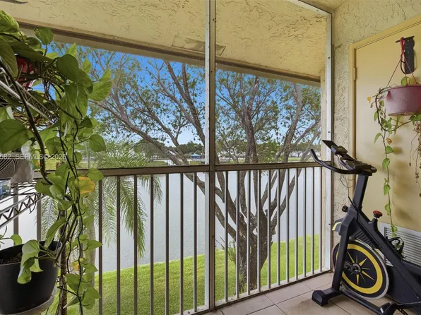 5501 Lakeside Dr APT 204, Margate, FL 33063