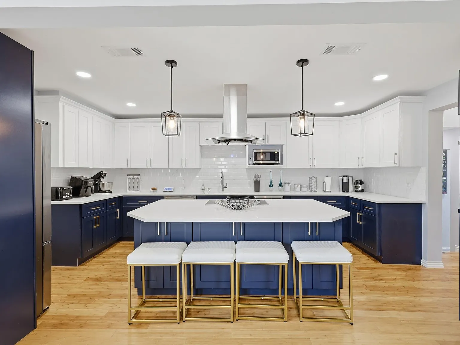 4 bed, 3.5 bath, 3047 sqft, $3,800 — Photo 3