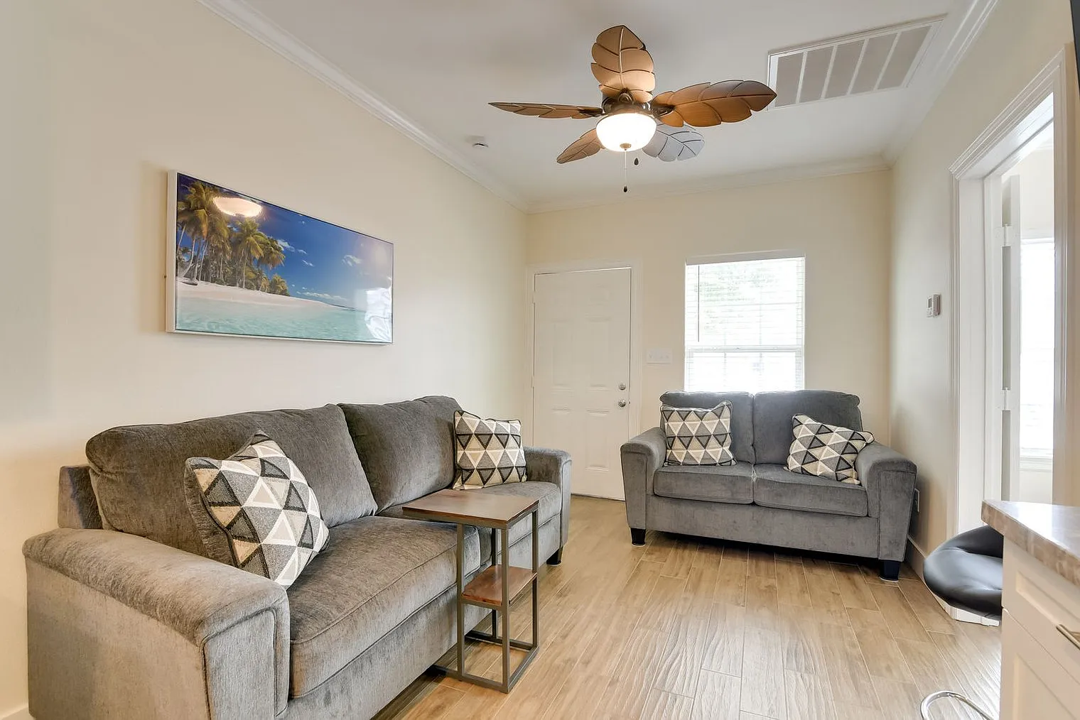 3 bed, 2.0 bath, 796 sqft, $2,871 — Photo 4