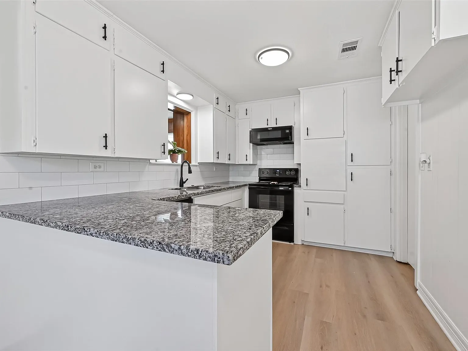 3 bed, 2030 sqft, $1,850 — Photo 3