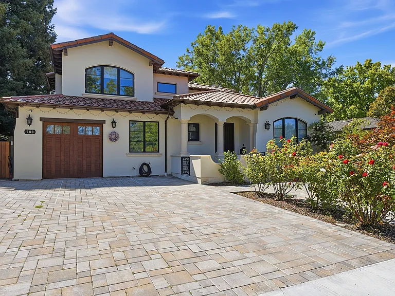 780 Stone Ln — Photo 2