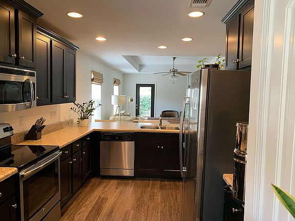 4th image of 10537 Roundhill Dr