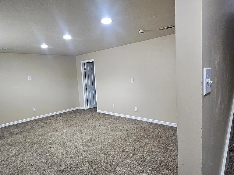 2318 E Claybourne Ave — Photo 41