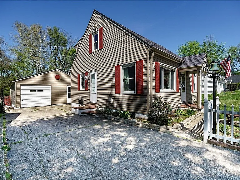 81 Thorpe Dr — Photo 3