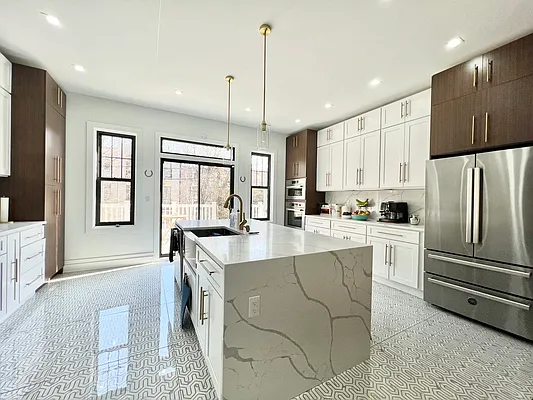 Rented by SERHANT. | media 24