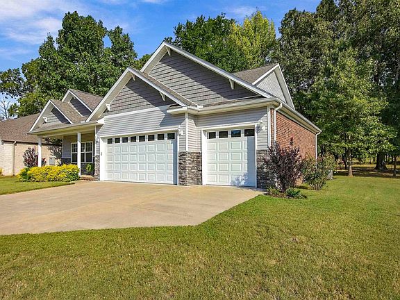 3rd image of 124 Hayden Dr