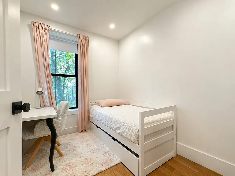 228 7th Ave #2R — Photo 9