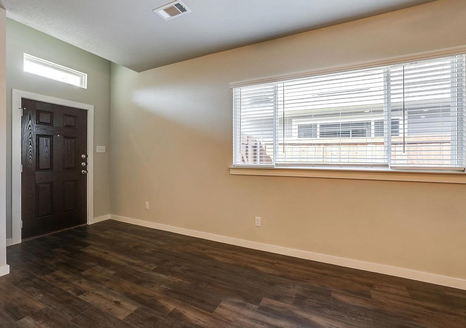 Gorgeous 3 Bedroom Duplex Located In Midlothian Isd! — Photo 4