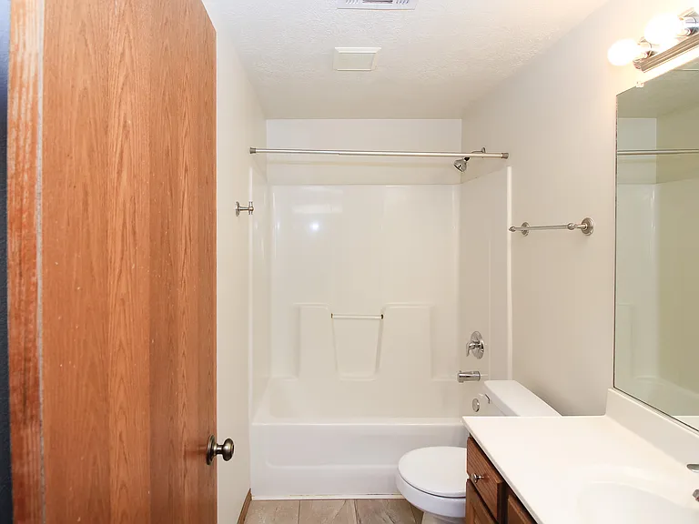 211 W 4th St #4 — Photo 7