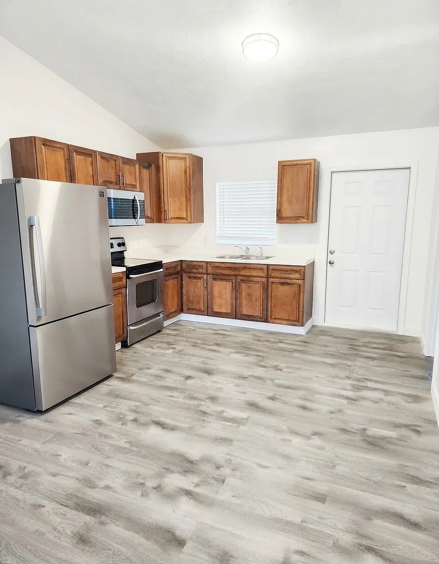 3 bed, 992 sqft, $1,600 — Photo 2