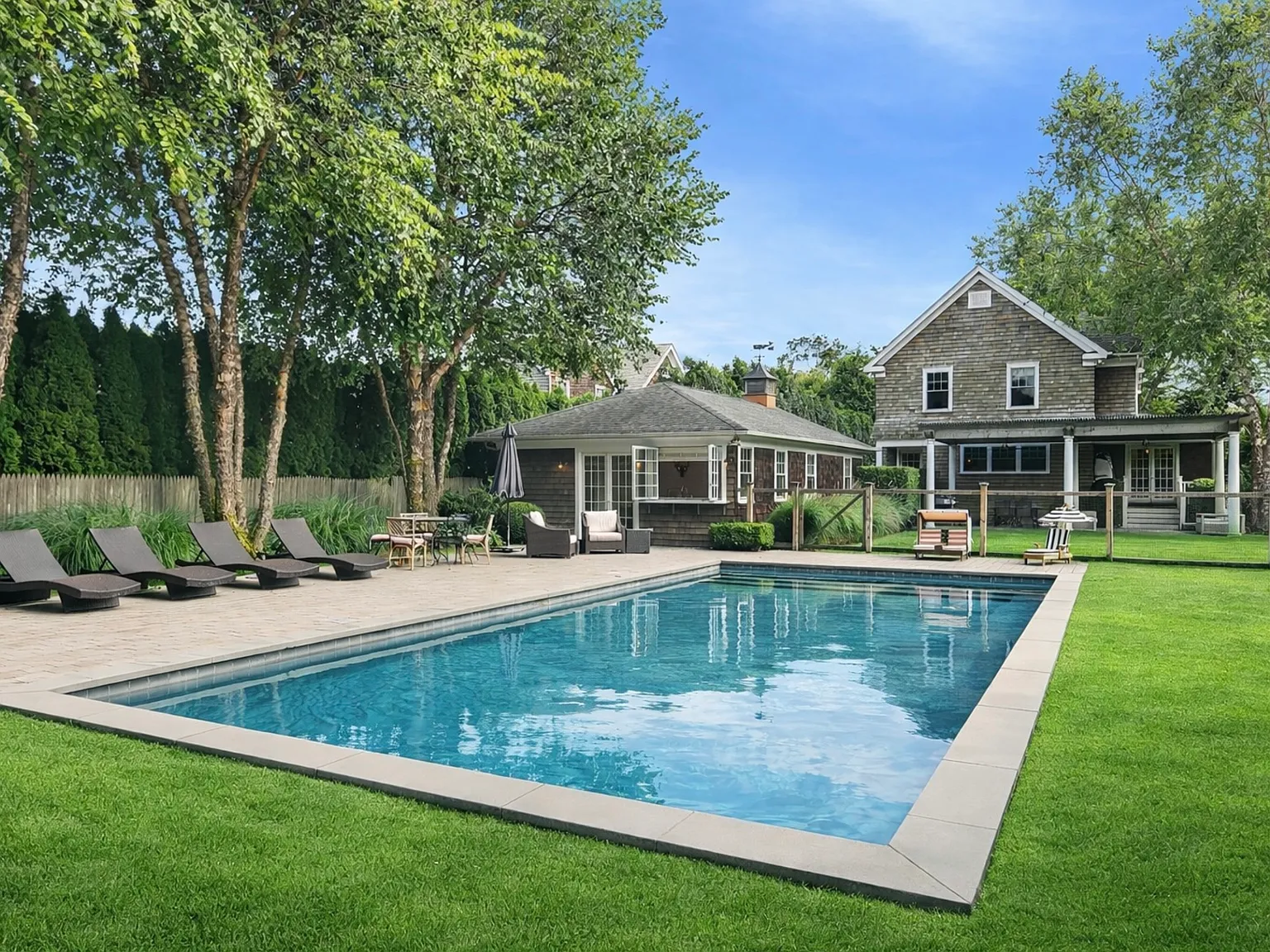 Stylish Southampton Village — Photo 3