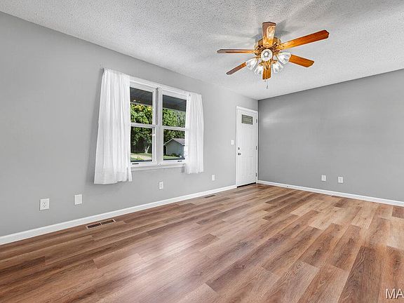 5th image of 453 Michelle Dr