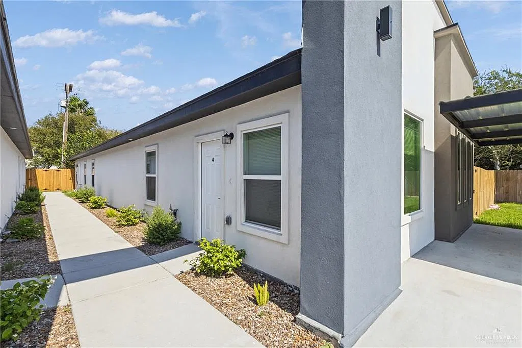 2301 S Hillside Ave — Photo 4
