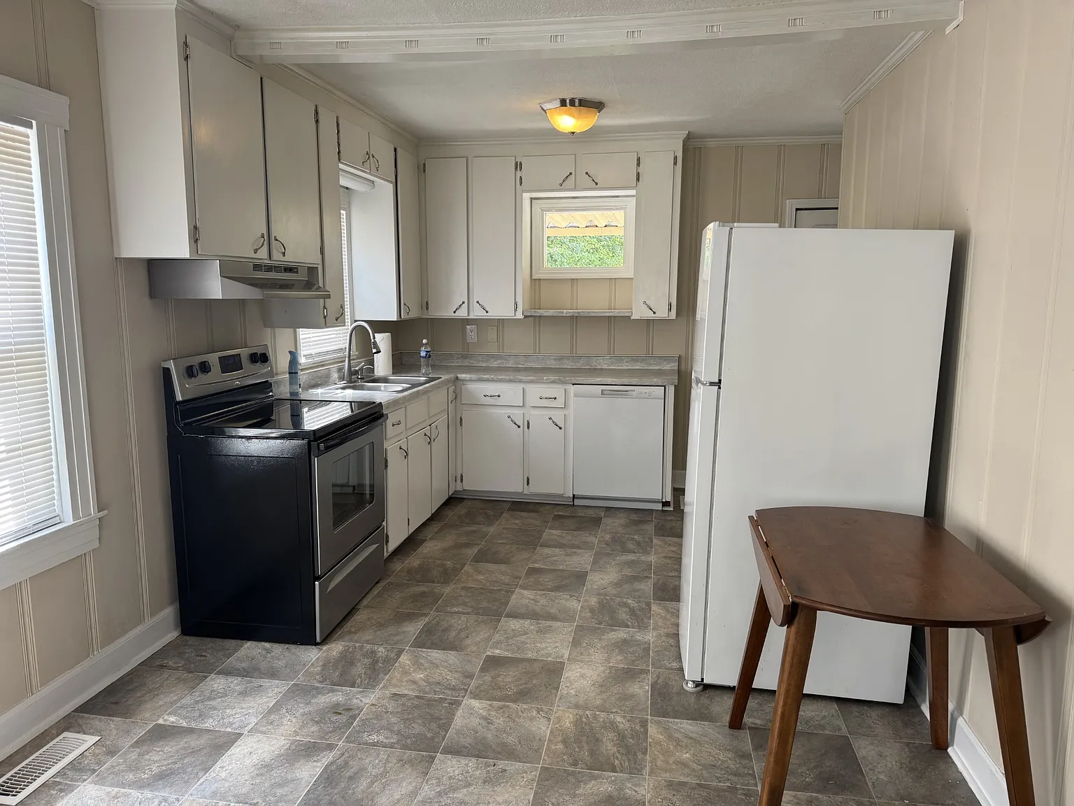 3 bed, 1000 sqft, $1,500 — Photo 3