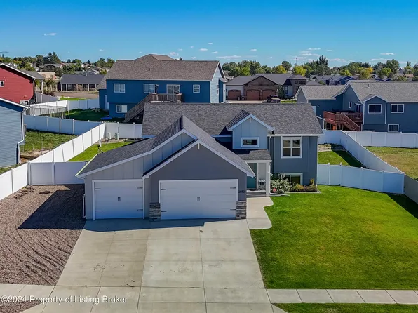2652 Country Oak Dr, Dickinson, ND 58601